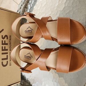 NWT Cliffs by WHITE MOUNTAIN Whiskey Crisscross Block Heel Sandals Sz 8.5